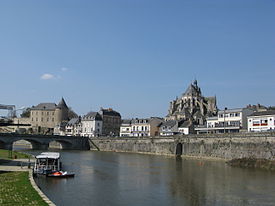 Mayenne - Le château, l'église et les quais.jpg